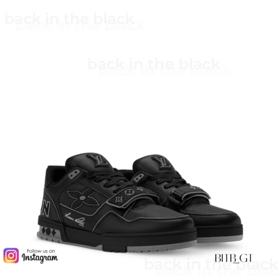 Trainer sneaker in black leather with a velcro strap.